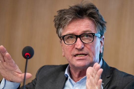 Manne Lucha (Bündnis 90/Die Grünen) bei der Regierungspressekonferenz: Für den Gesundheitsminister von Baden-Württemberg sind die Maßnahmen gegen Covid weiter wichtig.