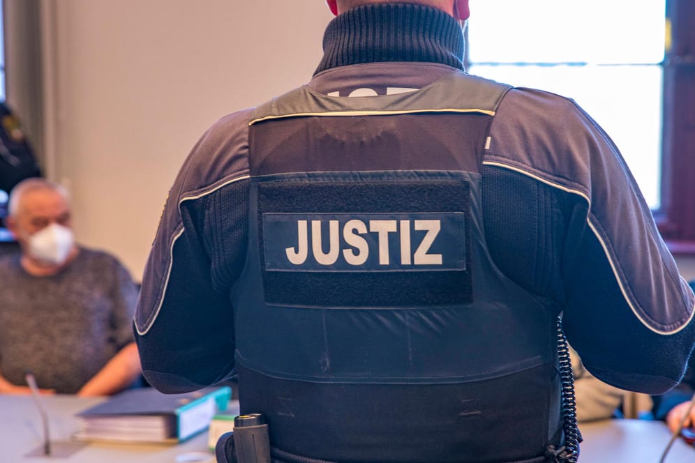 Justizbeamter (Symbolbild): Der Verdächtige soll Terroranschläge gegen Migranten geplant haben.