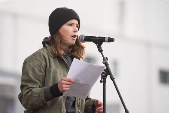 Die Aktivistin Luisa Neubauer spricht auf einer Demonstration.