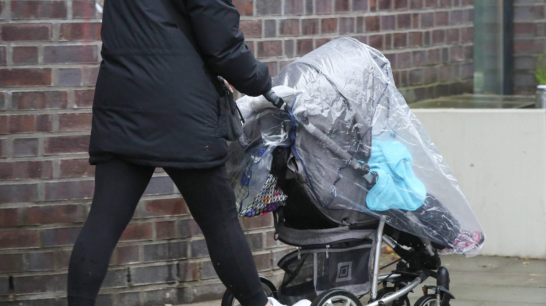 Eine Person schiebt einen Kinderwagen (Symbolbild): Der Staatsschutz hat die Ermittlungen aufgenommen. Eine Person schiebt einen Kinderwagen (Symbolbild): Der Staatsschutz hat die Ermittlungen aufgenommen.