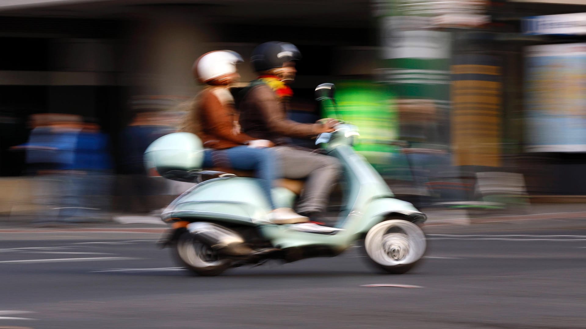 Vespafahrer auf dem Weg durch die Stadt (Symbolbild): In München ist ein 70-Jähriger bei einem Unfall vom Roller gestürzt und ums Leben gekommen.
