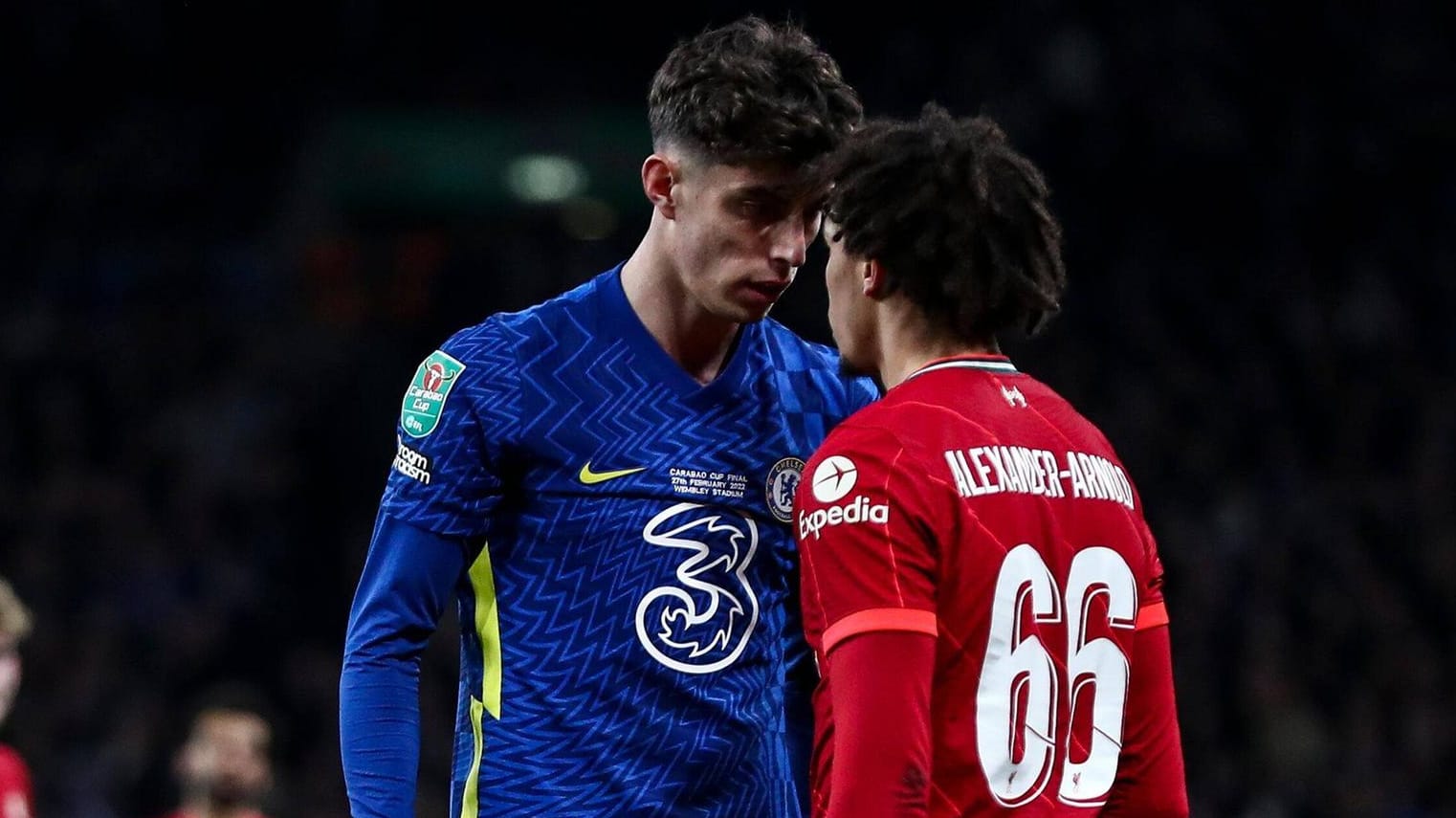 Kai Havertz (l.) baut sich vor Trent Alexander-Arnold auf.