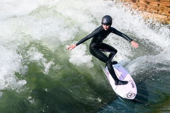 Valeska Schneider surft auf der stehenden Flusswelle.
