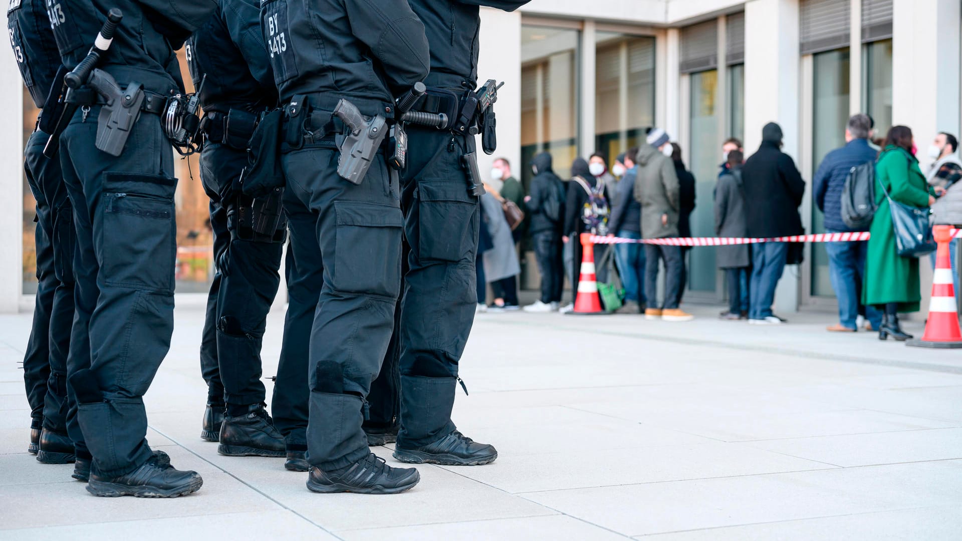 Polizisten stehen vor dem Eingang des Strafjustizzentrums in Nürnberg: Der Rechtsstreit um den "Drachenlord" geht in eine neue Runde.