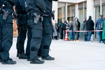 Polizisten stehen vor dem Eingang des Strafjustizzentrums in Nürnberg: Der Rechtsstreit um den "Drachenlord" geht in eine neue Runde.