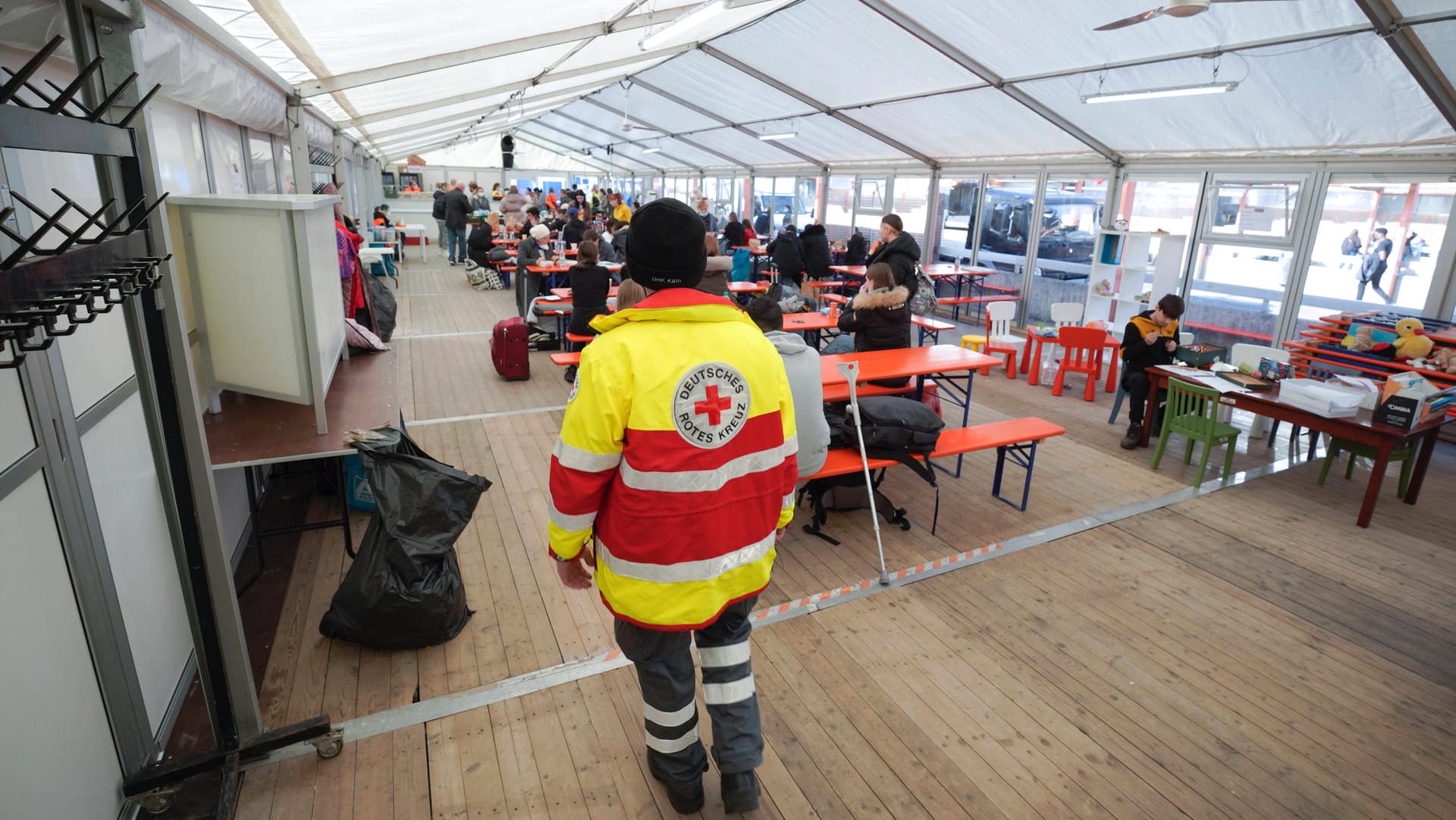 Geflüchtete am Breslauer Platz: Bei der Anlaufstelle am Hauptbahnhof bekommen Geflüchtete einen ersten Schnelltest. In den Sammelunterkünften wird laut Auskunft der Stadt dann noch ein PCR-Test gemacht.