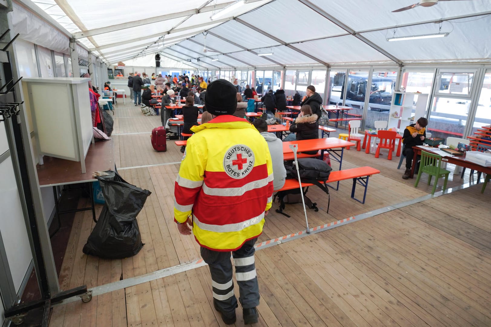 Geflüchtete am Breslauer Platz: Bei der Anlaufstelle am Hauptbahnhof bekommen Geflüchtete einen ersten Schnelltest. In den Sammelunterkünften wird laut Auskunft der Stadt dann noch ein PCR-Test gemacht.