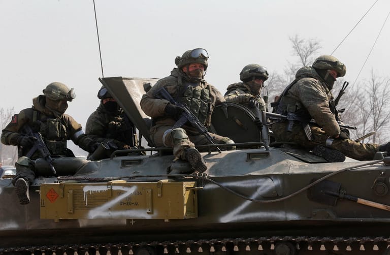 Prorussische Truppen patrouillieren durch das belagerte Mariupol: Das "Z", das russische Panzer ziert, ist in der Propaganda des Kremls zum Zeichen der Unterstützung für den russischen Angriffskrieg auf die Ukraine geworden.