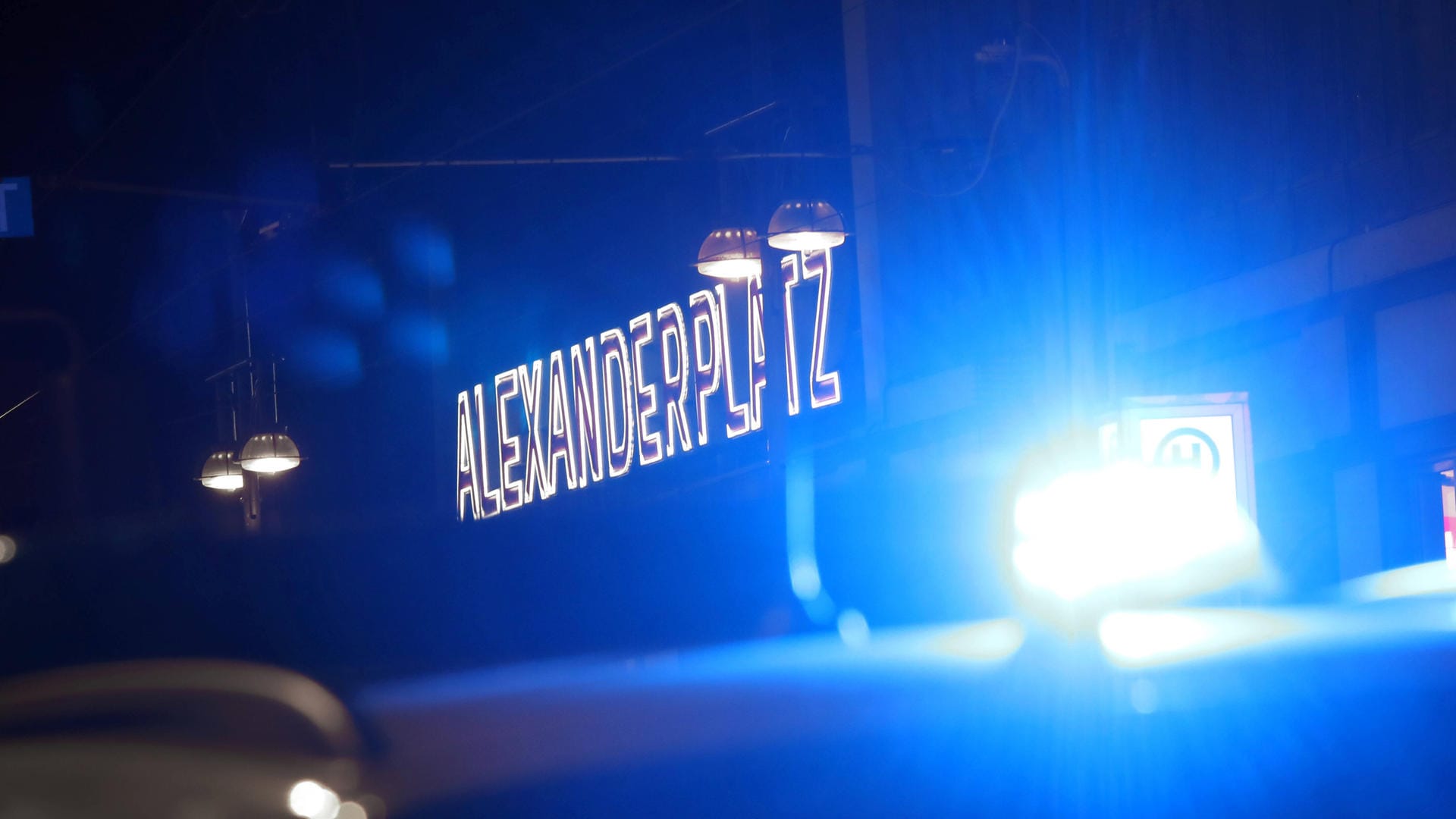 Ein Polizeiwagen steht mit Blaulicht am Bahnhof Alexanderplatz (Symbolbild): Eine Angestellte hatte per Alarmknopf die Polizei alarmiert.