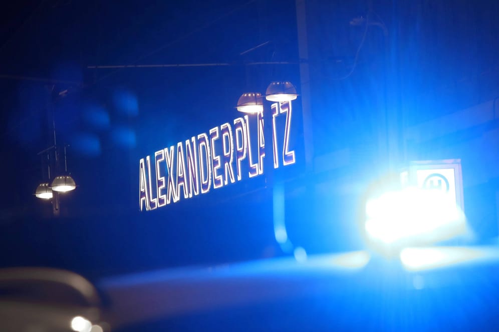 Ein Polizeiwagen steht mit Blaulicht am Bahnhof Alexanderplatz (Symbolbild): Eine Angestellte hatte per Alarmknopf die Polizei alarmiert.
