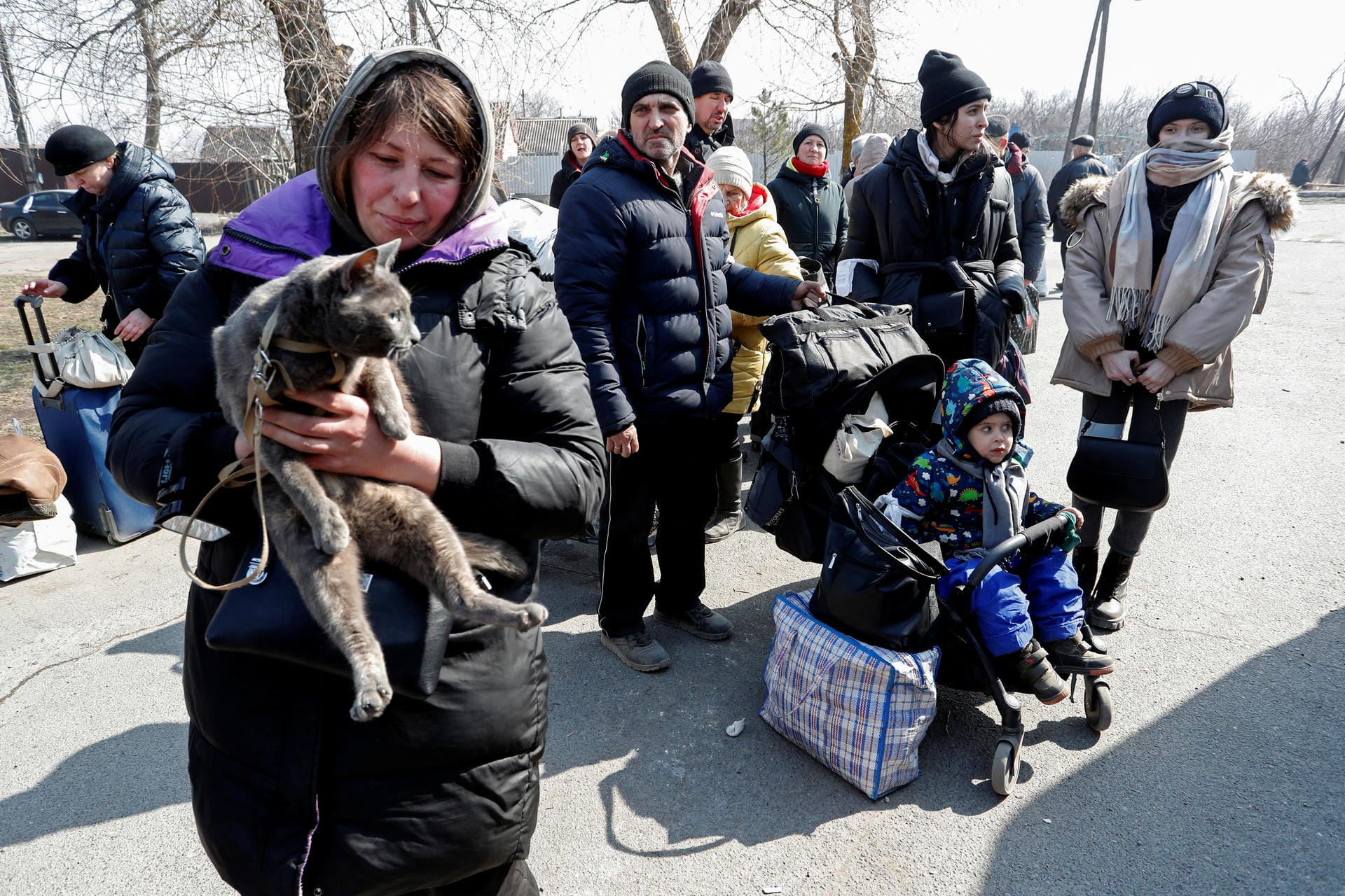 Warten auf den Bus im belagerten Mariupol: Große Teile der Hafenstadt sind inzwischen zerstört. Wer Haustiere hat, versucht auch sie zu retten.