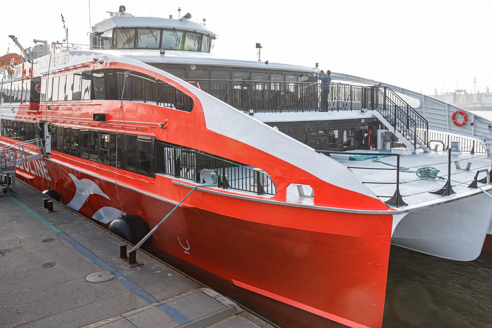 Der Helgoland-Katamaran "Halunder Jet" liegt vor der ersten Fahrt der Saison an den Landungsbrücken: Der Katamaran fährt täglich von Hamburg und Cuxhaven zur Nordseeinsel Helgoland.