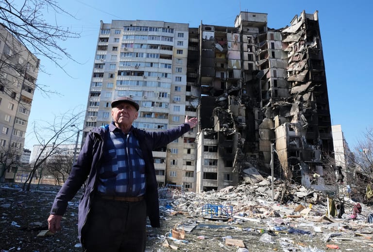 Ein Bewohner von Charkiw vor seinem zerstörten Wohnhaus: In der Stadt im Osten der Ukraine haben russische Truppen bereits mehrfach auch Kliniken unter Beschuss genommen.