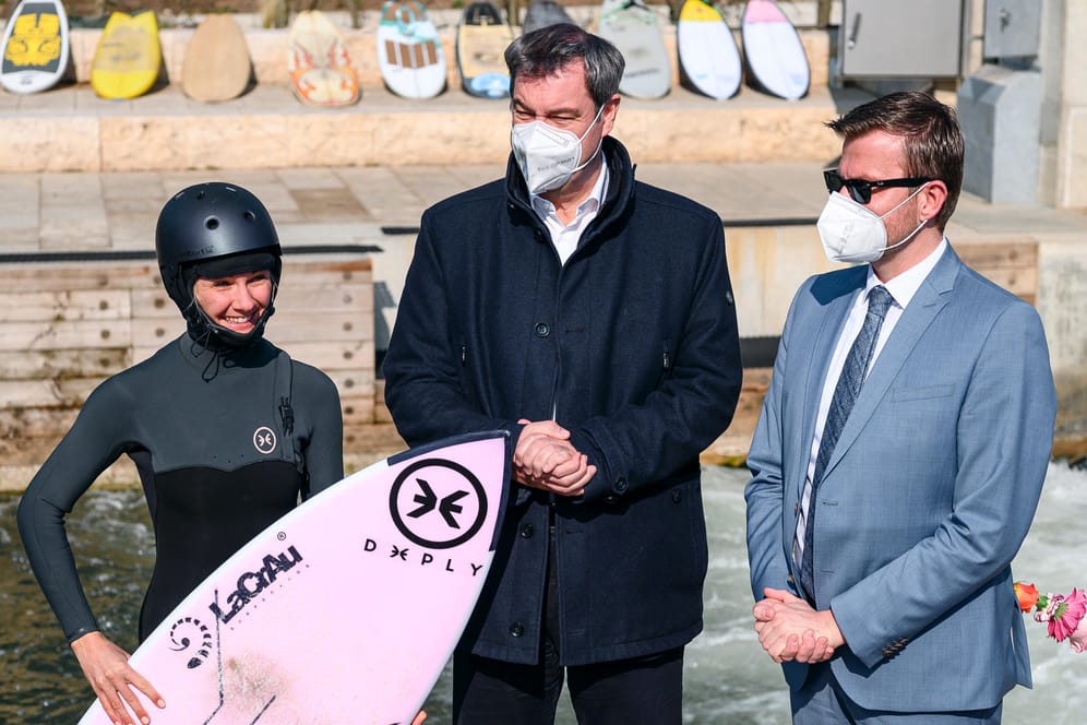 Ministerpräsident Söder und Oberbürgermeister Marcus König mit einer Surferin: Am Fuchsloch in Nürnberg darf nun offiziell gesurft werden.