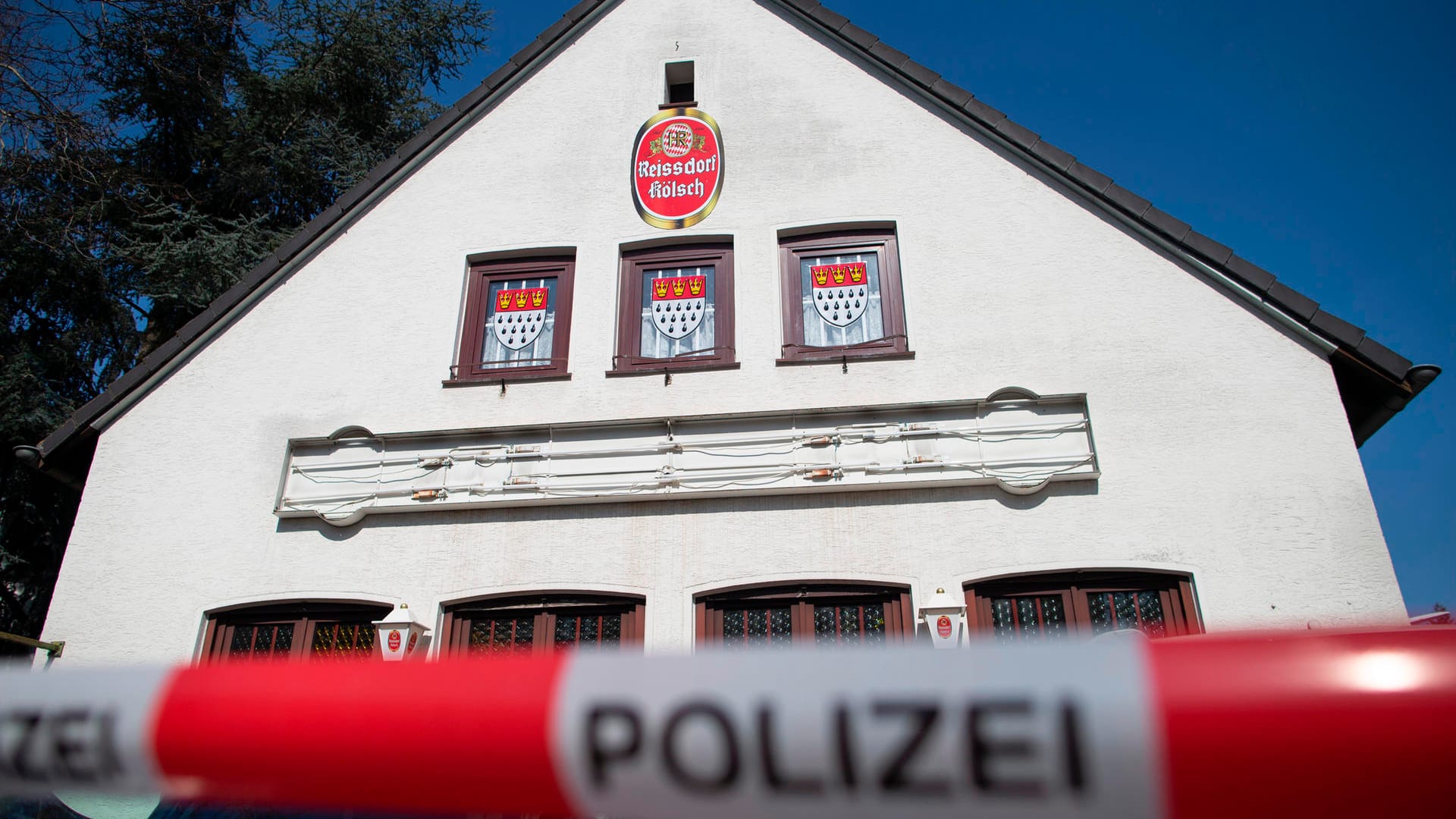 Einsatz in Köln-Weiden: In der Gaststätte "Zur alten Post" ist es mutmaßlich zu einem Gewaltverbrechen gekommen. Ein 73-Jähriger ist laut Polizeiangaben tot.