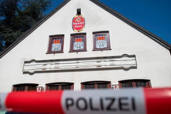 Einsatz in Köln-Weiden: In der Gaststätte "Zur alten Post" ist es mutmaßlich zu einem Gewaltverbrechen gekommen. Ein 73-Jähriger ist laut Polizeiangaben tot.
