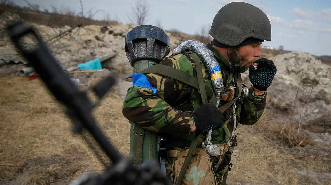 Ukrainischer Soldat mit einer Panzerabwehrwaffe: An einigen Fronten konnte die Ukraine die russischen Angreifer erfolgreich zurückdrängen.