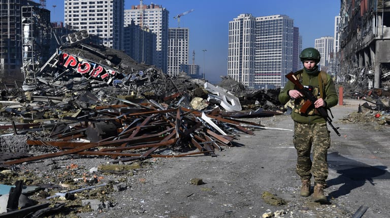 Kiew: Die Aufräumarbeiten im Retroville-Einkaufszentrum gehen weiter. Der Komplex wurde durch einen russischen Luftangriff zerstört.