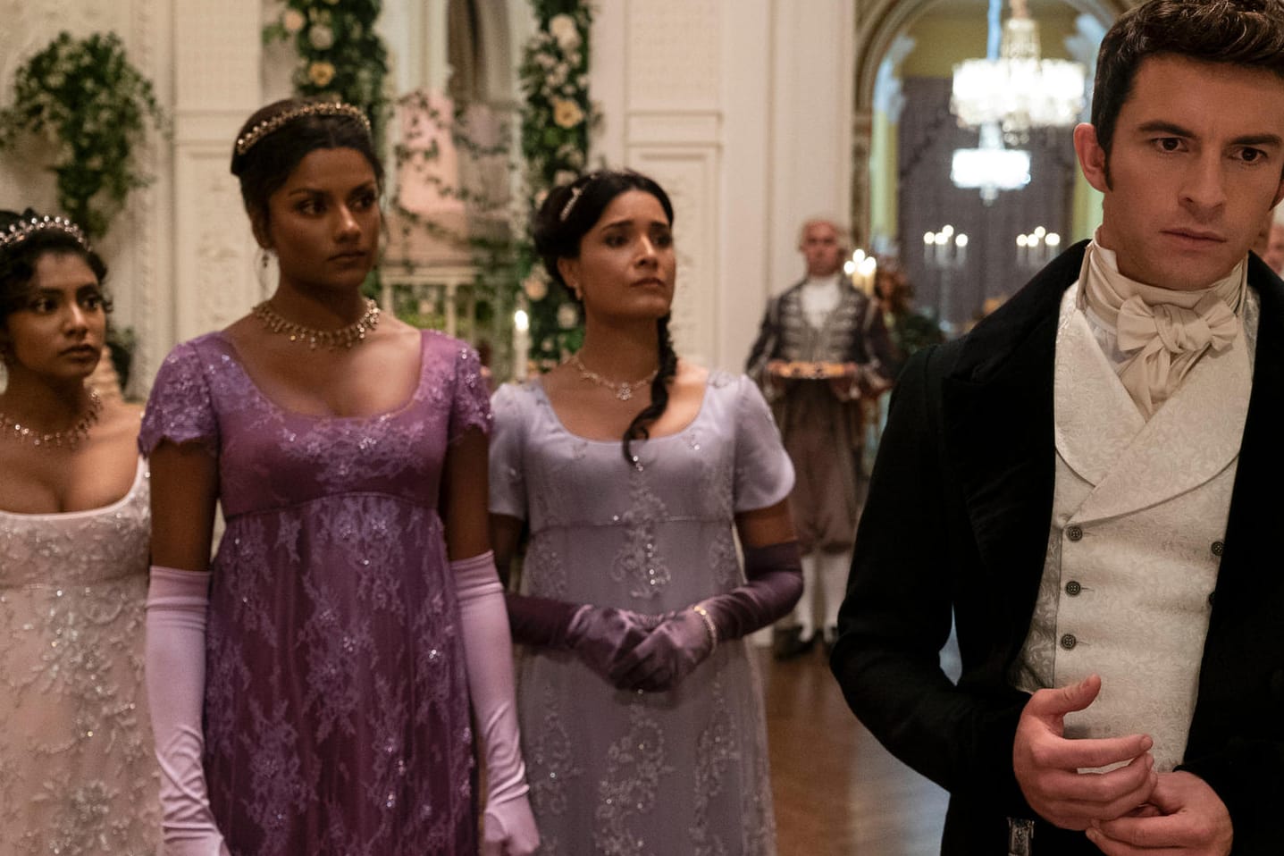 Die zweite Staffel von "Bridgerton": Charithra Chandran als Edwina Sharma, Simone Ashley als Kate Sharma, Shelley Conn als Mary Sharma und Jonathan Bailey als Anthony Bridgerton.