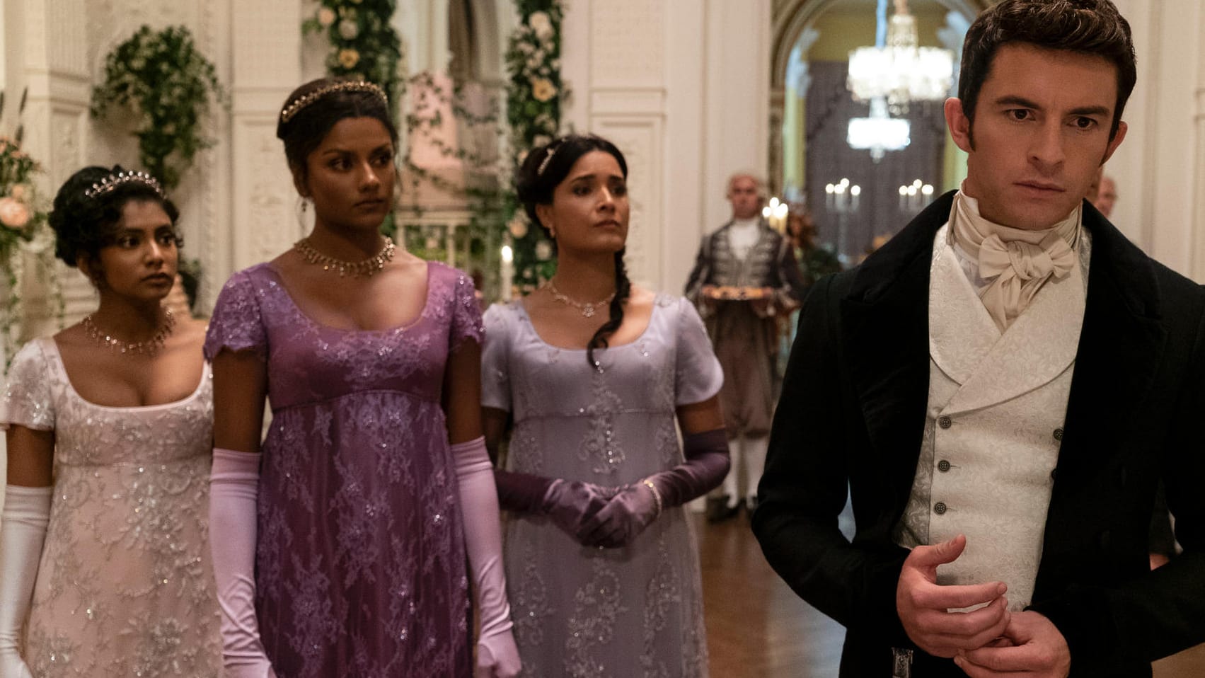 Die zweite Staffel von "Bridgerton": Charithra Chandran als Edwina Sharma, Simone Ashley als Kate Sharma, Shelley Conn als Mary Sharma und Jonathan Bailey als Anthony Bridgerton.