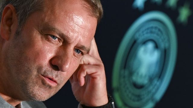 Bundestrainer Hansi Flick spricht während einer Pressekonferenz des Deutschen Fußball-Bundes.