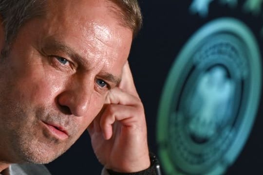 Bundestrainer Hansi Flick spricht während einer Pressekonferenz des Deutschen Fußball-Bundes.