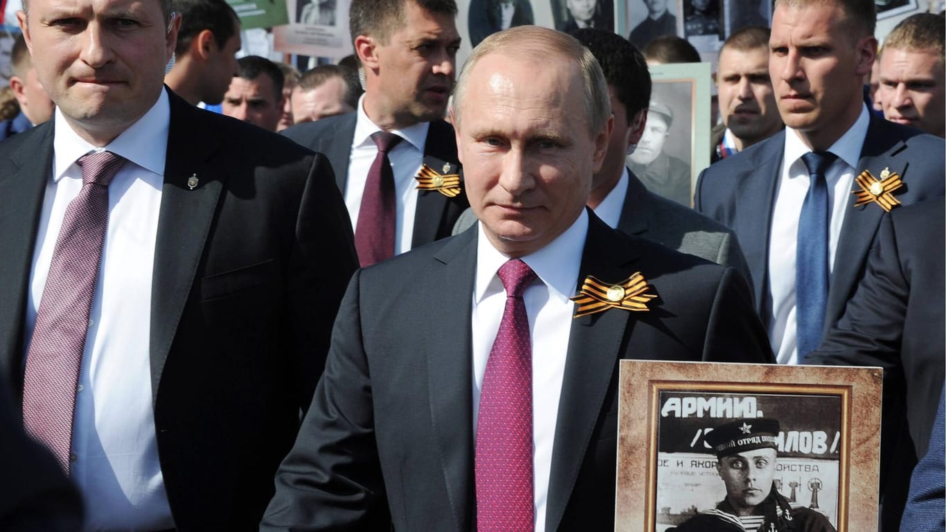 Wladimir Putin am "Tag des Sieges" 2016 in Moskau: Putin hielt während der Parade ein Bild seines Vaters, der im Zweiten Weltkrieg kämpfte.
