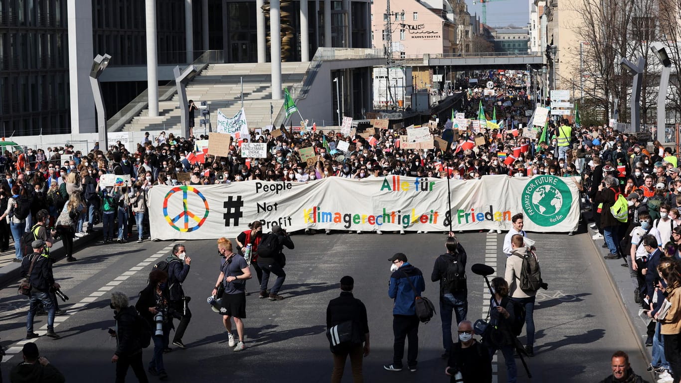 Demonstrierende ziehen durch das Regierungsviertel: Tausende Menschen versammelten sich zum Protest in Berlin.