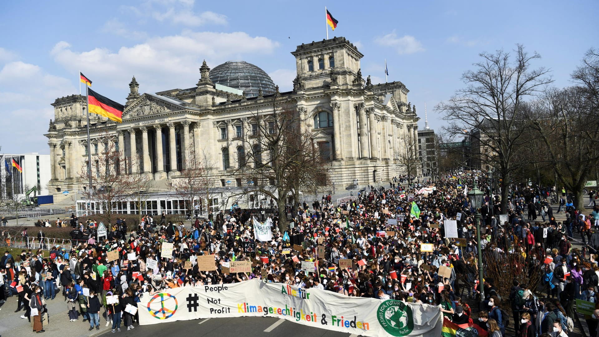 Tausende Demonstrierende vor dem Reichstag in Berlin: Friday for Future rief erneut zum globalen Klimastreik auf. Tausende Demonstrierende vor dem Reichstag in Berlin: Friday for Future rief erneut zum globalen Klimastreik auf.