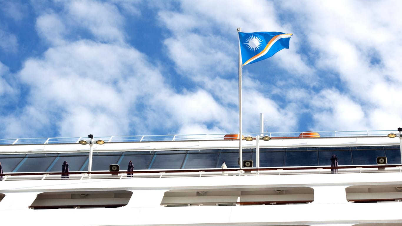 Flagge der Marshall-Inseln an einem Schiff (Symboldbild): Russischen Schiffsbesitzern könnte die Registrierung auf dem Inselstaat entzogen werden.