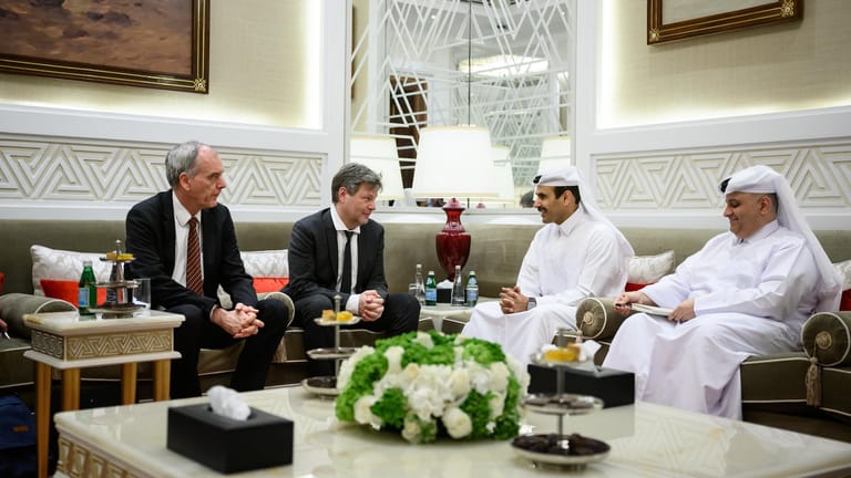 Robert Habeck traf Saad Scharida al-Kaabi (2.v.r.), Energieminister von Katar, Anfang der Woche zum Gespräch über mögliche Energieimporte.