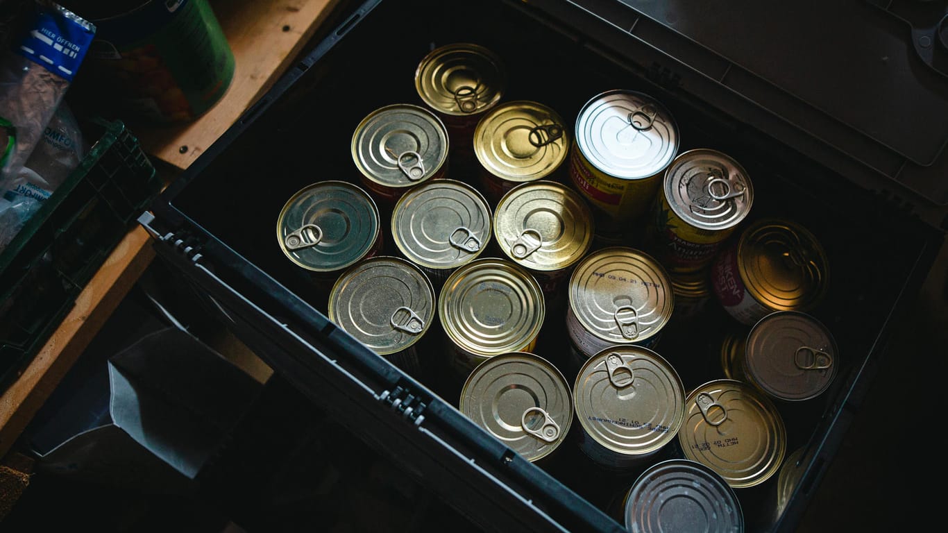 Essen in Dosen: Eine von mehr als vier Kisten voller Lebensmittel, die Sven Mielke im Keller lagert.