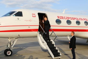 Polens Präsident Andrzej Duda beim Einsteigen in die Präsidentenmaschine (Archivbild): Das Flugzeug musste notlanden.