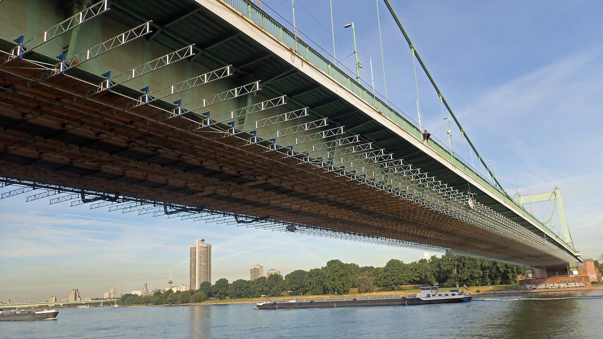 Die Mülheimer Rheinbrücke ist eine Hängebrücke und verbindet die Kölner Stadtteile Mülheim und Riehl (Archivbild): Die Bauarbeiten dauern noch über vier Jahre an. Die Mülheimer Rheinbrücke ist eine Hängebrücke und verbindet die Kölner Stadtteile Mülheim und Riehl (Archivbild): Die Bauarbeiten dauern noch über vier Jahre an.