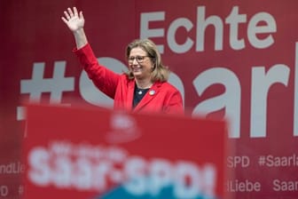 Die SPD-Spitzenkandidatin Anke Rehlinger liegt im Saarland Umfragen zufolge weit vor Ministerpräsident Tobias Hans.