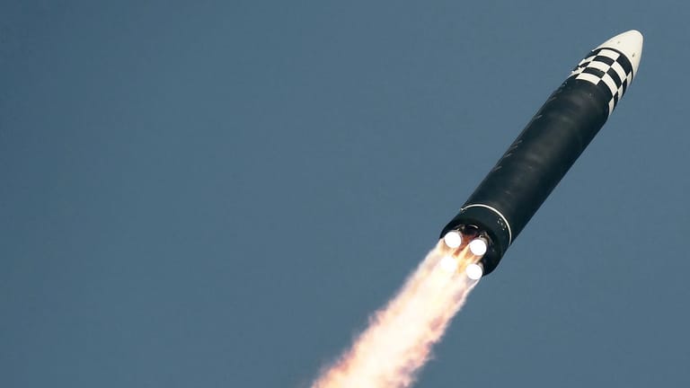 Bilder vom nordkoreanischen Raketentest: Der Flugkörper soll in japanischen Gewässer eingeschlagen sein.