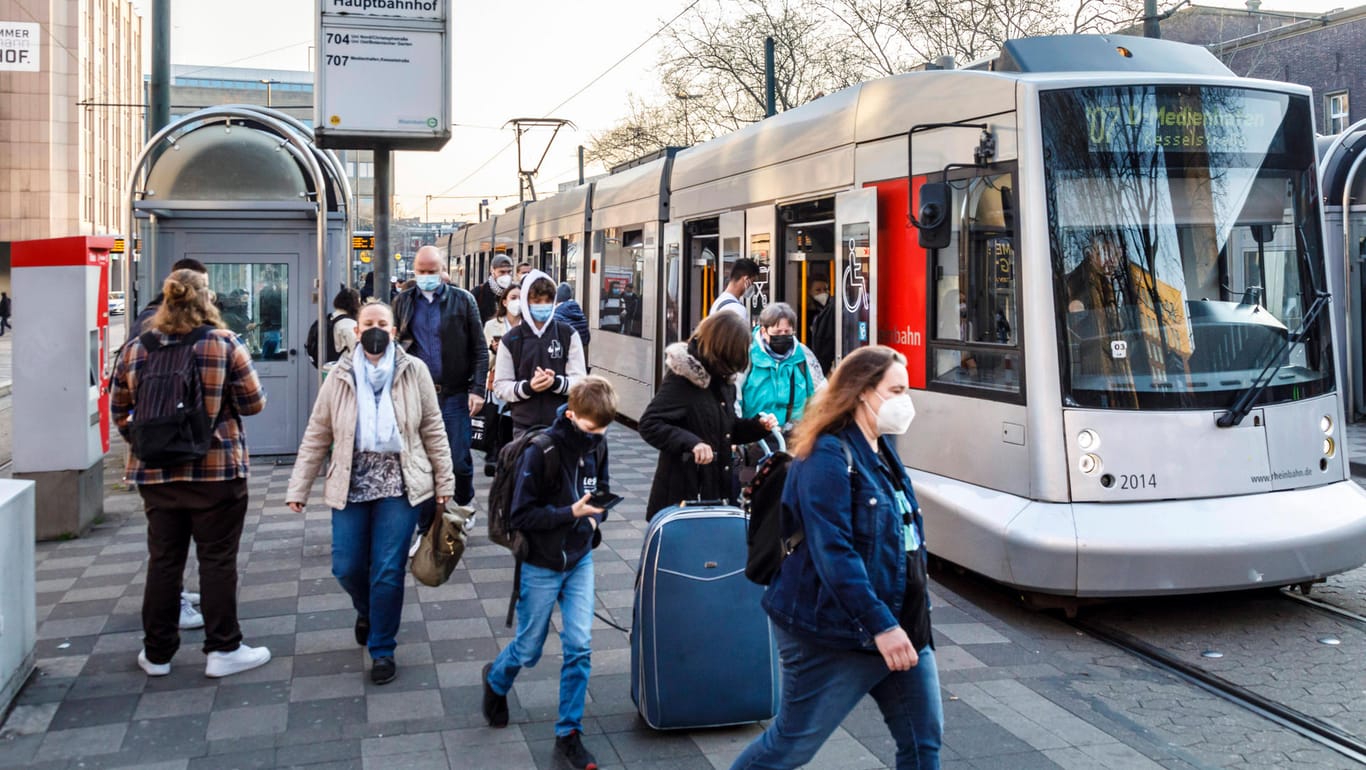 Straßenbahnhaltestelle am Düsseldorfer Hauptbahnhof (Symbolbild): Mit den günstigen ÖPNV-Tickets soll ein Ausgleich für die hohen Sprit- und Energiekosten geschaffen werden.