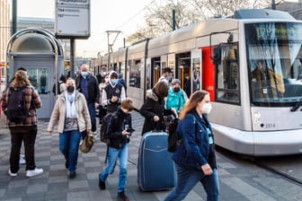 Straßenbahnhaltestelle am Düsseldorfer Hauptbahnhof (Symbolbild): Mit den günstigen ÖPNV-Tickets soll ein Ausgleich für die hohen Sprit- und Energiekosten geschaffen werden.