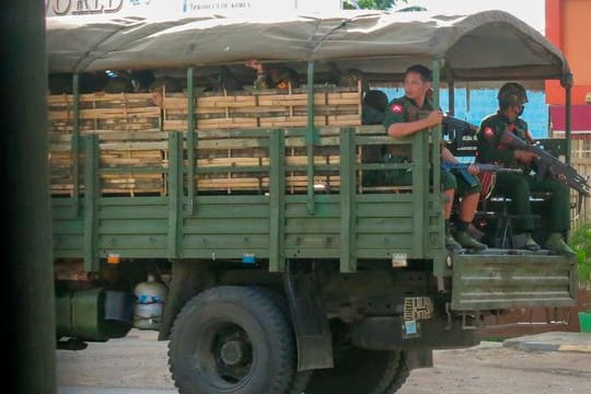 Militärische Truppen und Polizisten patrouillieren in Myanmar.