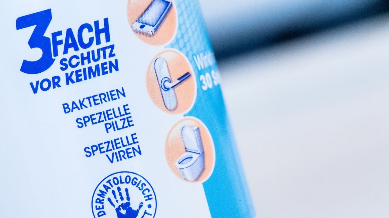 Desinfektionsmittel sollte man im Privathaushalt nur in Ausnahmefällen verwenden - das gilt sogar bei Corona-Infektionen. Desinfektionsmittel sollte man im Privathaushalt nur in Ausnahmefällen verwenden - das gilt sogar bei Corona-Infektionen.