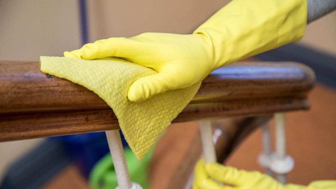 Sollte man gerade Flächen im Haus, die häufig von allen berührt werden, desinfizieren?. Sollte man gerade Flächen im Haus, die häufig von allen berührt werden, desinfizieren?.