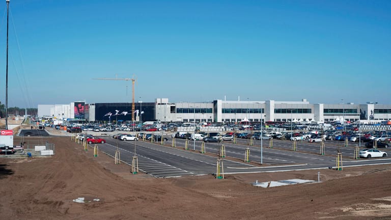 Teslas Gigafactory in Grünheide: Hier sollen Hunderttausende Autos jährlich gebaut werden.