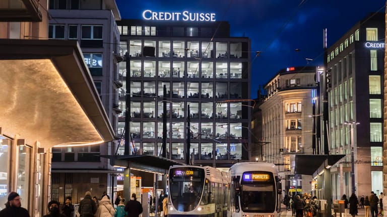 Gebäude der Credit Suisse in Genf: Die Bank lässt Mitarbeiter auch nachts und an Feiertagen an den russischen Sanktionen arbeiten.