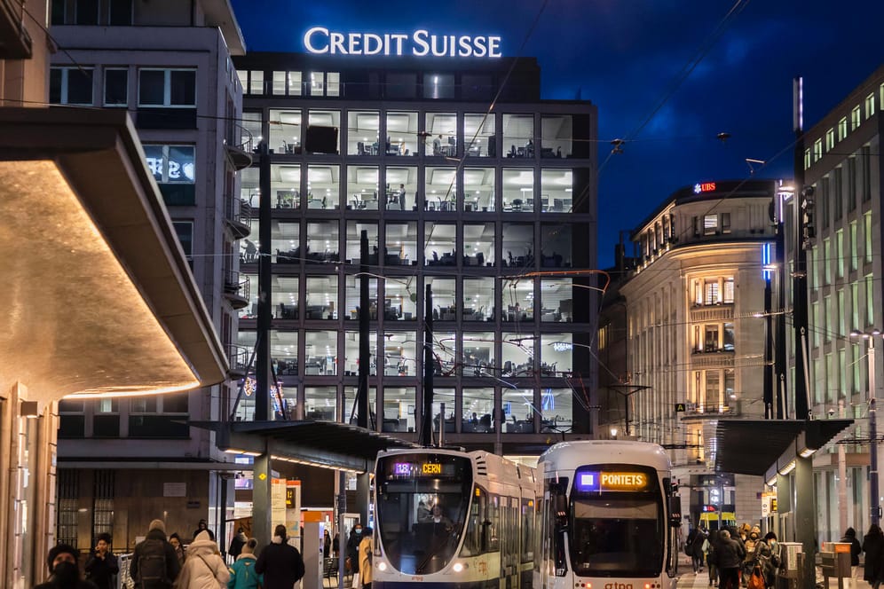 Gebäude der Credit Suisse in Genf: Die Bank lässt Mitarbeiter auch nachts und an Feiertagen an den russischen Sanktionen arbeiten.