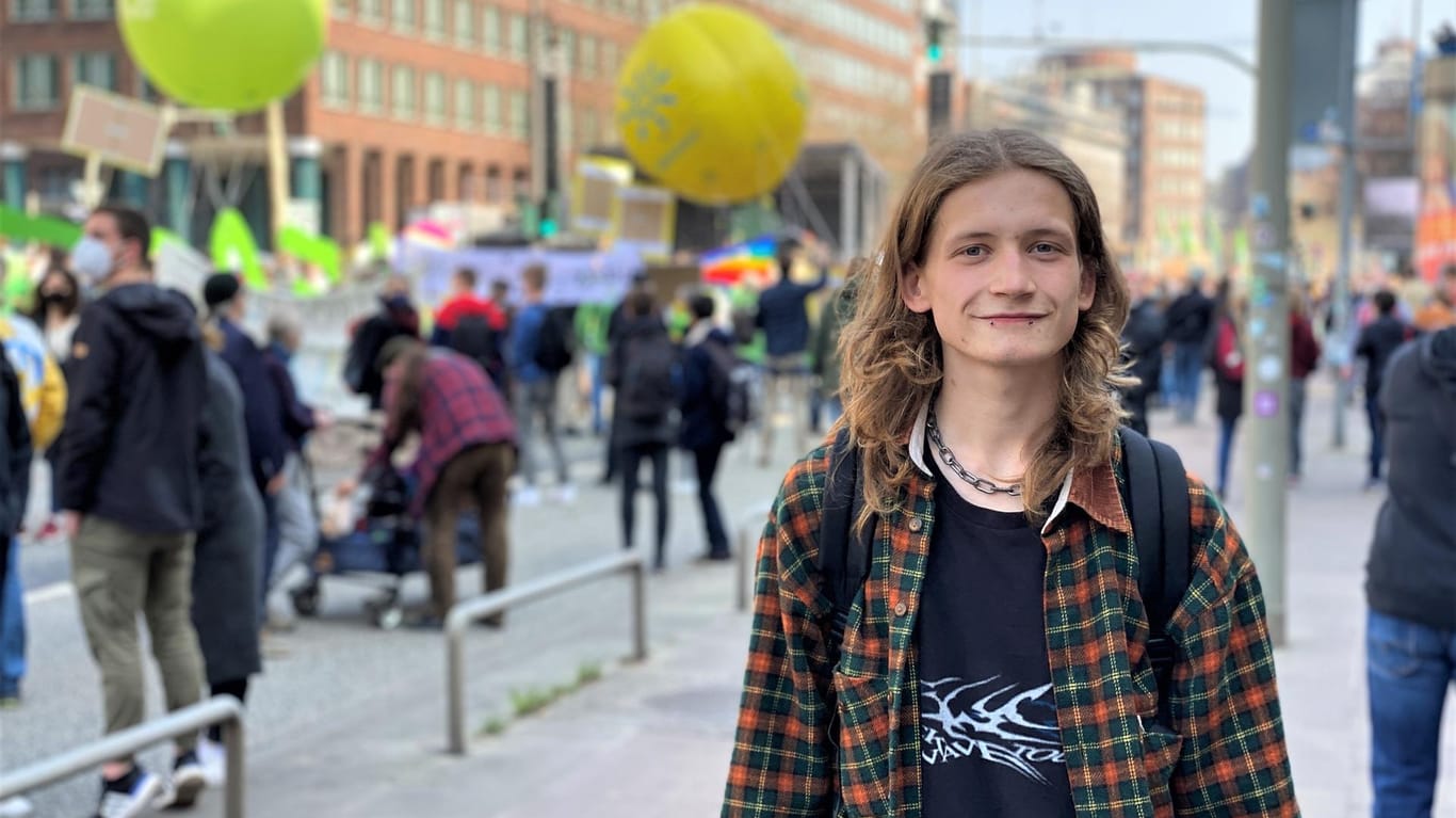 Der 19-jährige Jakob auf der Demo in Hamburg: Er hat bis vor ein paar Jahren selbst noch Dreadlocks getragen.