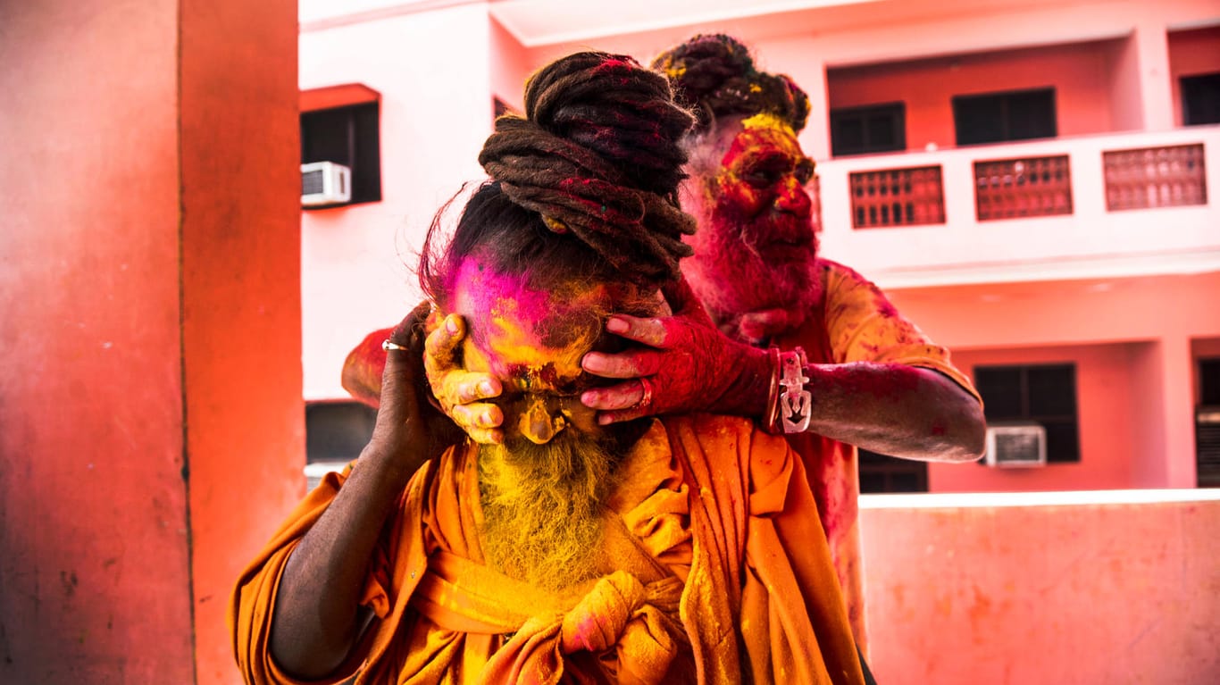 Zwei Sadhu-Mönche in Indien feiern das hinduistische Frühlingsfest Holi: Die Gläubigen sehen Dreadslocks als Verbindung zur Gottheit Shiva.