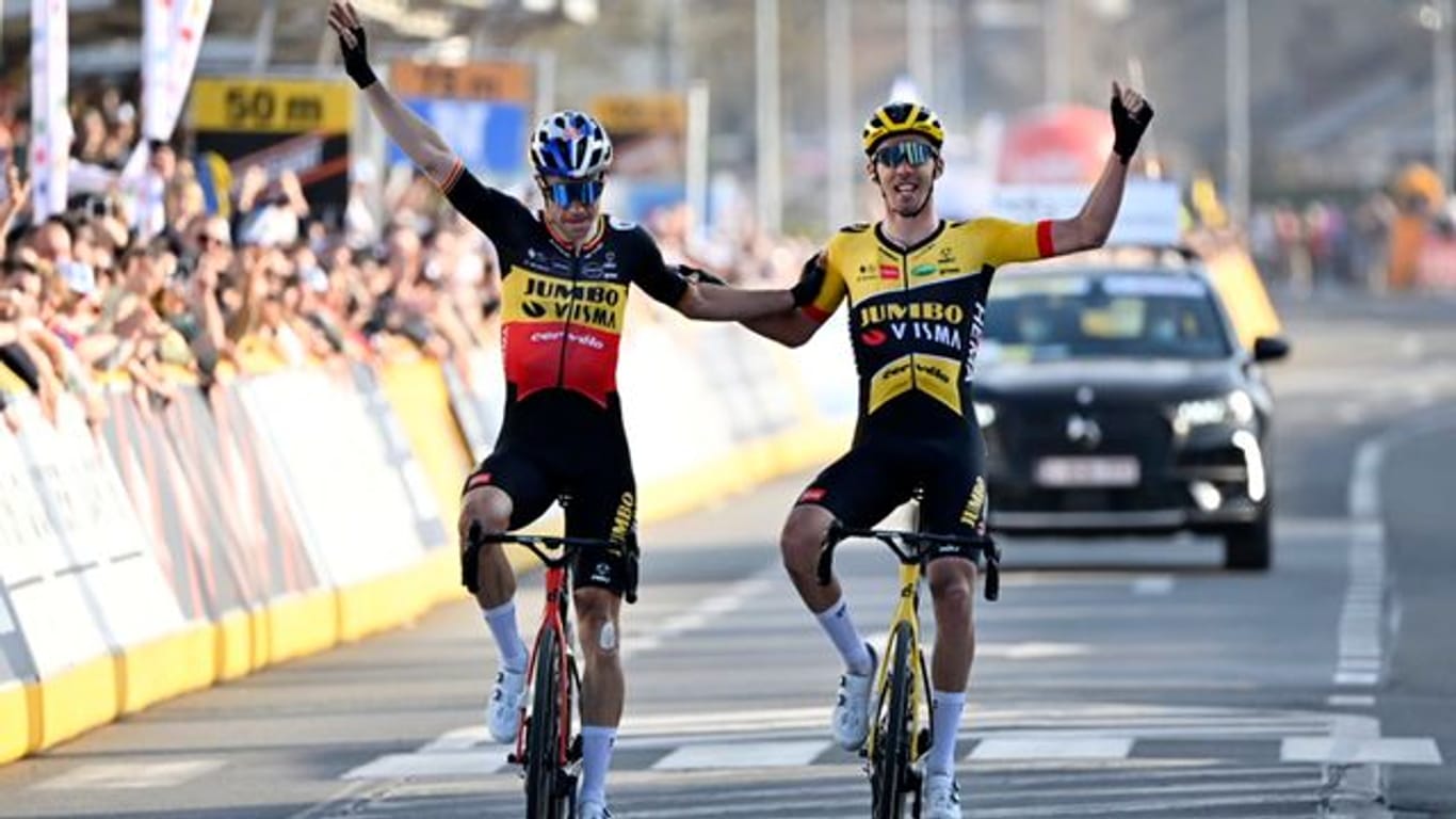 Der belgische Sieger Wout van Aert (l) jubelt im Ziel mit seinem französischen Team- und Fluchtkollegen Christophe Laporte.