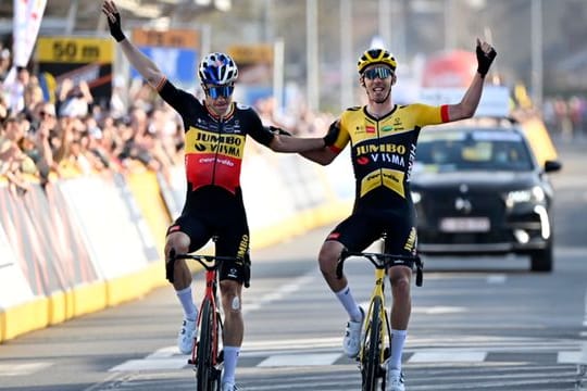 Der belgische Sieger Wout van Aert (l) jubelt im Ziel mit seinem französischen Team- und Fluchtkollegen Christophe Laporte.