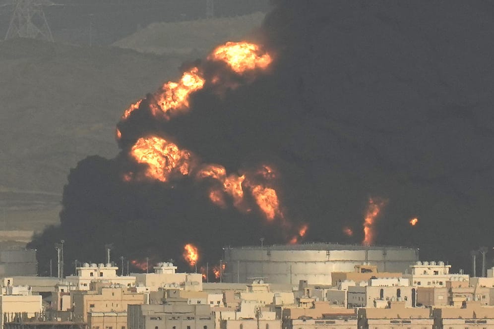 Feuer nahe der Formel-1-Rennstrecke in Dschidda: Eine meterhohe Rauch- und Flammenwolke steigt aus einem Ölreservoir auf.
