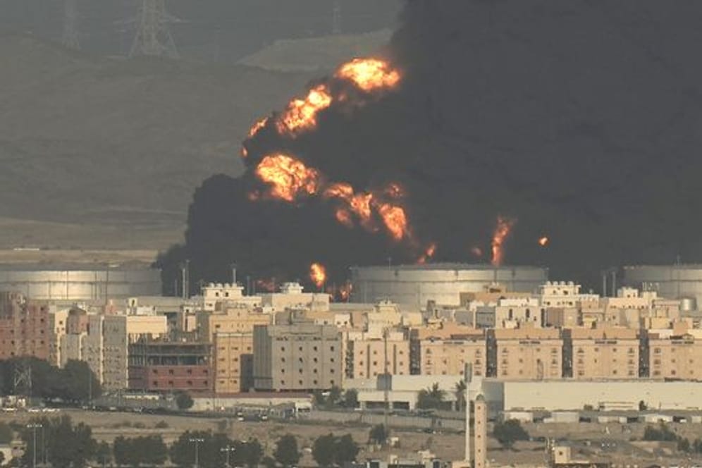 Eine Rauchwolke steigt von einem brennenden Öllager in Dschidda auf.